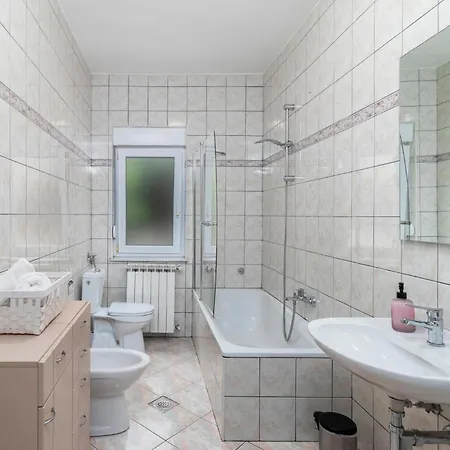 2 Bedroom Gorgeous In Pobri Volosko