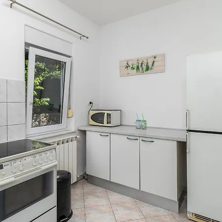 2 Bedroom Gorgeous In Pobri * Volosko