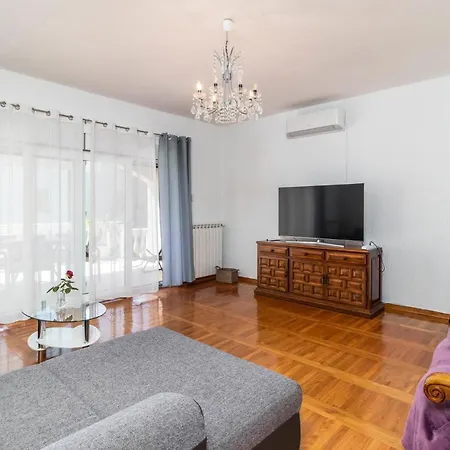 2 Bedroom Gorgeous In Pobri